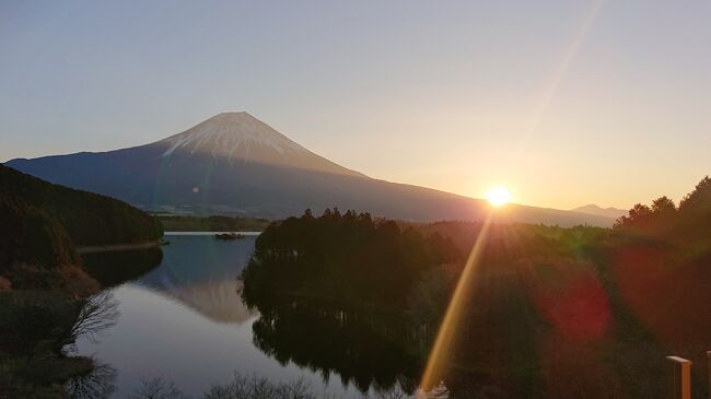 富士休暇村2日目です。<br /><br />天気が良く、きれいな日の出を見ることが出来ました。朝食も豪華です。　<br /><br />なおコロナ蔓延のため、GOTOトラベルなどの宿泊割引などはありません。<br /><br />宿泊ホテル：休暇村富士<br />プラン　　：富士の恵みビュッフェプラン<br />宿泊費　　：\30,000 -(\15,000- x2泊)　