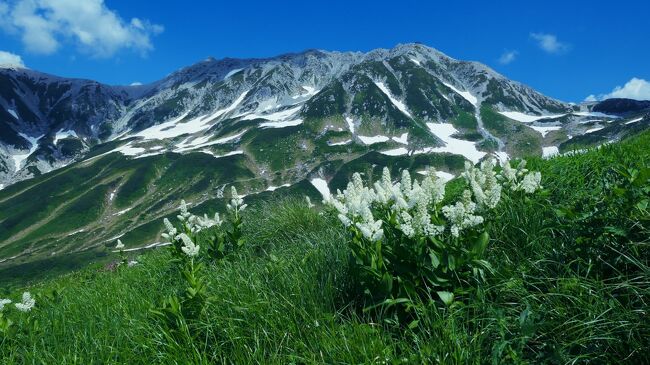 思えば長い道のりだった。<br />2016年、初めて訪れた立山でその雄大な山岳風景に魅せられ、<br />2018年7月、浄土山から雄山、大汝山、富士の折立、真砂岳、別山と縦走し、言葉を失うほどの絶景を堪能した。<br />そして、とっかかりの浄土山頂から見てしまったのだ、標高2500mに広がる広大な大地を。<br />恥ずかしながらこの時、そこが何という場所か知らなかった。でも強烈に「あそこにいきたい！」と思った。<br />それが五色ヶ原だった。<br /><br />【2018年の立山縦走記】(五色ヶ原を遠望）<br />https://4travel.jp/travelogue/11389779<br /><br />そして2019年、単独で決行するも、まさかのリタイア<br />https://4travel.jp/travelogue/11544142<br /><br />そしてそして2020年、懲りもせずに再度計画<br />ところがコロナでオールキャンセル<br />宿もアシも手配済みだったのに･･･<br />https://4travel.jp/travelogue/11635280<br /><br />というワケで再々度計画。で今回は五色ヶ原往復ではなく、薬師岳まで縦走するというもの。<br />今回の行程は<br />　　初日：称名滝、弥陀ヶ原---室堂泊<br />　　2日目：室堂～五色ヶ原---五色ヶ原泊<br />　　3日目：五色ヶ原～スゴ乗越---スゴ乗越泊<br />　　4日目：スゴ乗越～薬師岳-----薬師岳泊<br />　　5日目：薬師岳～折立～有峰口～富山<br /><br />まずは初日、テッパンの称名滝と弥陀ヶ原･･･