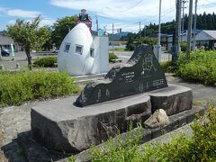 道の駅ひないで　玉子型の電話ボックスを見つけた。