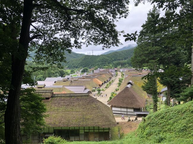 2021年8月上旬のお盆休みの週の最初の週末に、福島県南会津郡下郷町へ一泊二日の一人旅に行って来ました。<br />前回今年6月の山形県肘折温泉の連泊旅に続き、南東北方面の旅行です。<br />もともと、東北各地の温泉に行きたい思いはあるのですが、普段の週末一泊二日の旅では首都圏から遠い北東北に行くことはスケジュール的に厳しいです。<br />福島県南会津地方は、東京から鉄道で3～4時間位で行くことが出来る、のどかな田舎として人気があります。<br />今回、湯野上温泉の民宿を予約して、周辺の大内宿や塔のへつりなどのスポットを観光しました。<br />台風が接近する中天候が心配されましたが、現地では強風や大雨に遭うこともなく、無事旅をすることが出来ました。<br /><br />本編は後編の2日目の大内宿の旅行記です。