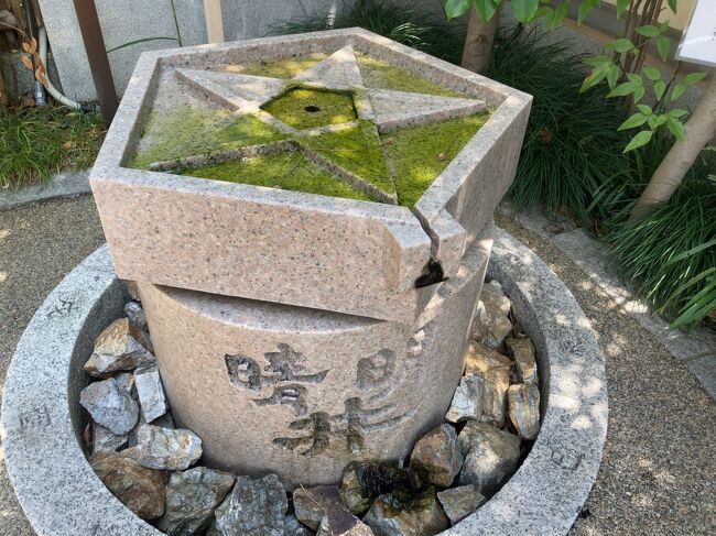 時々ふと行きたくなる不思議な京都の晴明神社<br />陰陽師の安倍晴明が祀ってある神社です。色々云われはあるようですが、なぜだかパワーを頂けます。<br />特に御神木の楠の木樹齢300年だとか。<br />この木からはパワーを感じ、とても心落ち着くのです。<br />そして今考えるといつもこの時期かもう少し早い7月始め?に行っているのです。<br />必ず桔梗が咲いている時期なのです。<br />偶然です!<br />この時期になるとパワーがほしくなるのでしょうか(笑)<br />暑くなり疲れているからかな(笑)<br />とにもかくにも一年半ぶりの京都だと思います。<br />とても暑かったけど、久しぶりの京都で充電!<br />今回は運転手の主人と長男夫婦と行く予定でしたが、たまたま休みだった娘が加わって5人での日帰り旅でした。<br />