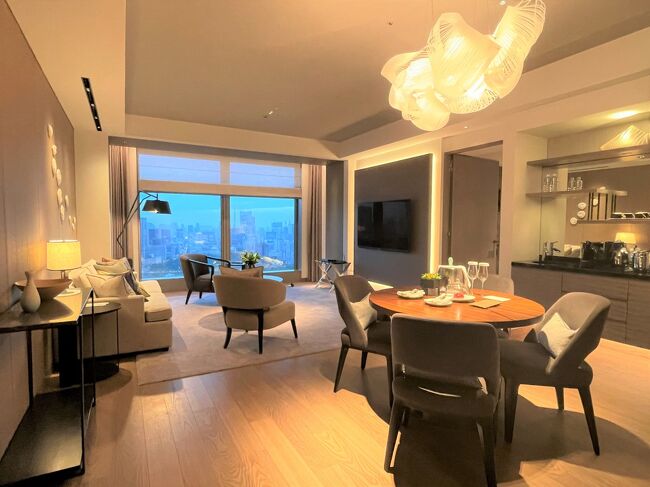 ◇ 東京・大手町『Four Seasons Hotel Tokyo at Otemachi』<br /><br />2020年9月1日、同年6月17日に開業した大型複合施設『Otemachi One<br />タワー』の34~39階に『フォーシーズンズホテル東京大手町』がオープン!<br /><br />2021年6月に『フォーシーズンズホテル東京大手町』のカフェラウンジ<br />【THE LOUNGE(ザ ラウンジ)】でアフタヌーンティーをいただいた際に<br />とても気に入り、「一休.com」で1万円のクレジット&朝食付きのお得な<br />宿泊プランを見つけたので、即、『フォーシーズンズホテル東京大手町』を<br />予約し、宿泊してきました (^^♪<br /><br /><プラン名><br />【期間限定・スタジオ&スイートルーム最大25%オフ】ポイント最大20倍<br />&クレジット1万円・朝食付<br /><ルームカテゴリー><br />スタジオルーム(キング)<br /><宿泊料金><br />23%オフが適用されて62,618円→48,220円(消費税・サービス料込)<br />(クレジット1万円付きのプランなので、実質は何と38,220円(税込))<br /><br /><「一休.com」のダイヤモンド会員限定特典><br />〇 ウェルカムアメニティ(1室につき1セット)<br /> (連泊の場合は、初日のみのご用意となります) <br />〇 レイトチェックアウト13:00まで(通常12:00)<br /> (チェックイン時の空室状況により) <br />〇 ご滞在中の駐車場のご利用無料(1予約1台まで)<br /> (セルフパーキング、通常1泊につき5,000円) <br /><br />当初はスイートルーム以外では一番上位のルームカテゴリーのお部屋<br />(コーナールーム)の「スタジオルーム(61㎡)」を48,220円(税込)で<br />予約をしていたのですが、チェックイン時に眺望が抜群のスイートルーム<br />「パノラマスイート(100㎡)」に4ルームカテゴリーも無料アップグレード<br />をしていただきました☆彡<br />なんと私たちの宿泊日の「パノラマスイート(100㎡)」の宿泊料金は、<br />ホテルの公式ウェブサイトを見てみると256,795円(税込)でした(驚)<br /><br />◆ 東京・大手町『Otemachi One』1F【Venchi】<br /><br />2020年6月17日、イタリア・トリノ発老舗チョコレート・ジェラート専門店<br />【ヴェンキ】大手町ワン店がオープン!<br /><br />ほかの店舗と違って空いています。<br /><br />◆ 東京・日本橋『日本橋高島屋S.C.』新館1F【Venchi】<br /><br />2021年3月10日、イタリア・トリノ発老舗チョコレート・ジェラート専門店<br />【ヴェンキ】日本橋高島屋SC店がオープン!<br /><br />ジェラート(702円)をいただきました。<br />私はいつもコーン派です。ピスタチオとヘーゼルナッツ&チョコ味。<br /><br />本ブログでは『フォーシーズンズホテル東京大手町』の地上200mの天空<br />のサンクチュアリ【THE SPA(ザ・スパ)】(トリートメントルーム、<br />屋内プール、温浴施設のバス、スチームサウナ、フィットネスジム)、<br />「パノラマスイート(100㎡)」のお部屋からの夜景、ターンダウンサービス<br />などをご紹介します。<br /><br />◇『フォーシーズンズホテル東京大手町』(計190室)のルームカテゴリー<br /><br /><Superior/Deluxe/Studio(計170室)><br />〇 スーペリアルーム シティビュー(49㎡)〔34~38F/計42室〕<br /> キング(計28室), ツイン(計14室)<br />〇 スーペリアルーム 皇居御苑ビュー(49㎡)〔34~38F/計32室〕<br /> キング(計19室), ツイン(計13室)<br />〇 デラックスルーム シティビュー(50~54㎡)〔34~38F/計48室〕<br /> キング(計38室), ツイン(計10室)<br />〇 デラックスルーム 皇居御苑ビュー(50~54㎡)〔34~38F/計40室〕<br /> キング(計30室), ツイン(計10室)<br />〇 スタジオルーム(61㎡)〔34~38F/計8室〕←当初予約したお部屋<br /> 北東のコーナールーム(34~38F/計5室)<br /> ⇒東京スカイツリー&シティ側:3413, 3513, 3613, 3713, 3813号室<br /> 南東のコーナールーム(34, 35, 38F/計3室)<br /> ⇒東京タワー&シティ側:3425, 3525, 3825号室<br /><br /><Suite(計20室)><br />〇 エグゼクティブスイート(67㎡)〔34~35F/計4室〕<br /> 皇居御苑側:3438, 3440, 3538, 3540号室<br />〇 フォーシーズンズスイート 皇居御苑ビュー(76㎡)〔34~37F/計4室〕<br /> 皇居御苑側:3477, 3577, 3677, 3777号室<br />〇 プレミアスイート(81㎡)〔34~38F/計5室〕<br /> 皇居御苑側(北西のコーナールーム):3488, 3588, 3688, 3788, 3888号室<br />〇 パノラマスイート(100㎡)〔34~37F/計4室〕<br />←実際にアサインされたお部屋<br /> 皇居御苑側(南西のコーナールーム):3433, 3533, 3633, 3733号室<br />〇 2ベッドルーム大手町スイート(162㎡)〔36~37F/計2室〕<br /> シティ側(南東のコーナールーム):3610, 3710号室<br />〇 インペリアルスイート(283㎡)〔38F/計1室〕<br /> 皇居御苑側(南西のコーナールーム):3833号室