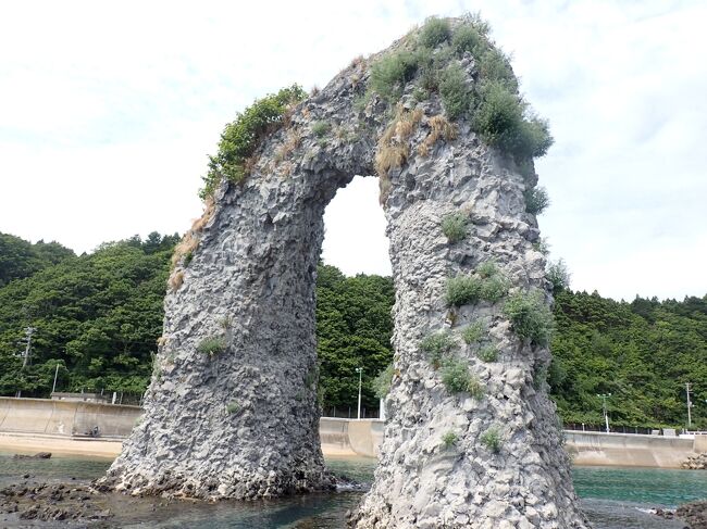 島を周遊してから15時のフェリーで江差へ戻る予定です。<br />海岸線を走行してちょくちょく立ち止まり海辺へ降りたり遊びながら走りました。<br />「鍋釣岩」ではシュノーケリングを楽しみました。<br />ウニだらけの海にびっくりです。こんなに沢山いるなんて考えられないほどです。<br />波も無く、水温も丁度良い感じでフェリー乗り場まで10分ほどなのでのんびりとしました。<br />遅めの昼食をフェリー待合所で食べましたが、まさかの「イタリアン」です。<br />海鮮丼を期待していたのですが・・・<br />江差からは郊外の「レクの森キャンプ場」で一泊しました。<br />https://youtu.be/f6I7c6jH36o