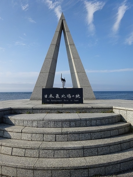 今年の夏は予定していた用事が急遽変更になってしまい、夏休みの予定がポッカリと空白になってしまいました。<br /><br />そこで時間もあることだし、涼しくて人も少ない日本最北端に車で行ってみようということになり、Googleマップで走行ルートを確認しながら3泊4日で計画を立てました。<br /><br />旅行1・2日目です。