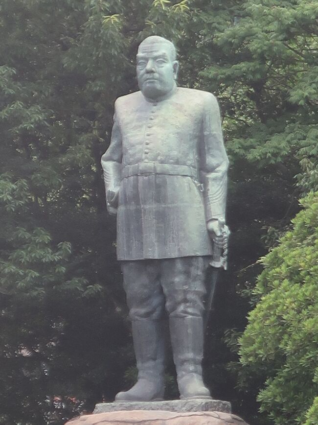 西郷 隆盛(文政10年12月7日〈1828年1月23日〉 - 明治10年〈1877年〉9月24日)は、日本の武士(薩摩藩士)、陸軍軍人、政治家。薩摩国薩摩藩の下級藩士・西郷吉兵衛隆盛の長男。幼名は小吉、通称は吉之介、号は南洲(なんしゅう)。次弟は戊辰戦争で戦死した西郷吉二郎、三弟は明治政府の重鎮西郷従道、四弟は西南戦争で戦死した西郷小兵衛。薩摩藩の下級武士であったが、藩主の島津斉彬の目にとまり抜擢され、当代一の開明派大名であった斉彬の身近にあって、強い影響を受けた。斉彬の急死で失脚し、奄美大島に流される。その後復帰し、禁門の変以降に活躍し、薩長同盟の成立や王政復古に成功し、戊辰戦争を巧みに主導した。江戸総攻撃を前に勝海舟らとの降伏交渉に当たり、幕府側の降伏条件を受け入れて、総攻撃を中止した(江戸無血開城)。その後、薩摩へ帰郷したが、明治4年(1871年)に参議として新政府に復職。さらにその後には陸軍大将・近衛都督を兼務した。その後再び鹿児島に戻り、私学校で教育に専念する。明治10年(1877年)に私学校生徒の暴動から起こった西南戦争の指導者となるが、敗れて城山で自刃した。戒名は、南州寺殿威徳隆盛大居士。死後十数年を経て名誉を回復され、位階は贈正三位。愛称の「西郷どん」とは「西郷殿」の鹿児島弁表現(発音は「セゴドン」に近い)であり、目上の者に対する敬意だけでなく、親しみのニュアンスも込められている。また「うどさぁ」と言う表現もあるが、これは鹿児島弁で「偉大なる人」と言う意味である。最敬意を表した呼び方は「南洲翁」である。身長:五尺九寸八分(約180cm) 体重:二十九貫(約116kg)喫煙者であるが、酒は弱く下戸であった。「敬天愛人」「道は天地自然の物にして、人は之を行ふものなれば、天を敬するを目的とす。天は人も我も同一に愛し給ふ故、我を愛する心を以て人を愛するなり」「己を利するは私、民を利するは公、公なる者は栄えて、私なる者は亡ぶ」「人は、己に克つを以って成り、己を愛するを以って敗るる」「命もいらず、名もいらず、官位も金もいらぬ人は、始末に困るものなり。この始末に困る人ならでは、艱難をともにして国家の大業は成し得られぬなり」(フリー百科事典『ウィキペディア(Wikipedia)』より引用)