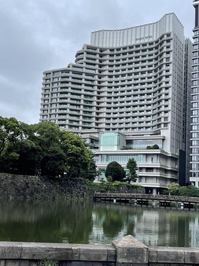 初めて【パレスホテル】に宿泊しました☆<br /><br /><br />クラブデラックスツイン withバルコニー<br />エビアンスパでの105分のボディ&フェイシャル<br /><br />【パレスホテル】<br />ホテル内の装飾品色合いなど、とっても私の好みで落ち着く雰囲気でした。<br /><br />スタッフの方も全体的にかなりレベルが高いと感じました。<br />嫌な気持ちになる事が1度もなかった。<br />素晴らしい。<br /><br /><br />クラブラウンジ 10:00am~8:00pm<br />朝食 グランドキッチン 7:00am~10:30am<br /> (土日祝 6:00am~10:30am) <br /><br />アフタヌーンティー 2:00pm~4:00pm<br />イブニングカナッペ 5:30pm~7:30pm<br /><br /><br />プール5階 7:00am~7:30pm<br />フィットネス5階 7:00am~8:00pm<br />