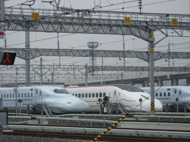 ステイホームで府外への旅行はおろかお出かけすらままならないなか、今回は10年前の熊本旅行記をお届けします。<br /><br />今から10年前の初春、つまり東日本大震災が発生する直前、九州の福岡・佐賀・熊本・鹿児島4県は3月12日に予定されていた九州新幹線鹿児島ルートの全線開業を控え、祝賀ムードに包まれていました。<br />その一方で、これまで鹿児島本線を走っていた特急「リレーつばめ」は廃止、特急「有明」も大幅減便されることが決まっており、2月にお名残乗車を兼ねた熊本旅行を決行することに。<br /><br />最終回となる今回は、熊本在住の友人の案内で九州新幹線の車両基地、阿蘇外輪山の麓に位置する西原村、熊本空港の外周道路を巡った後、まだB767-300が運用されていたANAの熊本~大阪線での帰途の模様をお届けします。<br /><br />その1(特急「リレーつばめ」乗り納め)はこちら<br />https://4travel.jp/travelogue/11687933<br /><br />その2(熊本地震前の熊本城)はこちら<br />https://4travel.jp/travelogue/11700155
