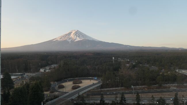 本日はハイランドリゾートはチェックアウトします。来園者が少ないので、富士急ハイランドでアトラクションに乗ることも考えたのですが、富士急ハイランドはあまり興味がなかったので駐車場からドローンを飛ばした後は、ホテルを後にしました。<br /><br /><br />宿泊ホテル：ハイランドリゾート　ホテル＆スパ<br />プラン　　：【会員限定】特別料金！極上グランド・エグゼクティブ・フロア<br />　　　　　　　10F・11F／ブレックファスト＆ステイ<br />宿泊費　　：\13,494-(\18,000 - \4,506【ポイント割引など】）