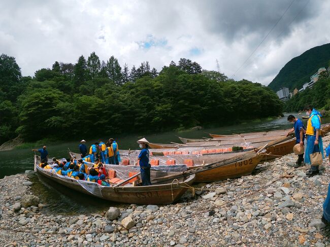 梅雨が明けるか微妙な時期に鬼怒川温泉に1泊2日で行ってきました。<br /><br />今回の旅行はYouTubeで東武鉄道の株主優待券を使った動画を見たことから始まりました。<br />株主優待券は通常の切符よりも安く移動することができ、東武鉄道の優待券は一枚で全線乗り放題！！(途中下車はできません)<br /><br />この情報を聞き、どうせなら温泉に行こうとなって鬼怒川温泉に決定しました。<br />ではよろしくお願いします<br /><br />株主優待券は金券ショップで誰でも買うことができますよ！！