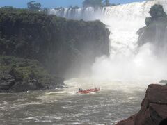アルゼンチン側イグアスの滝、滝真下に突入するスピ－ドボートは迫力満点