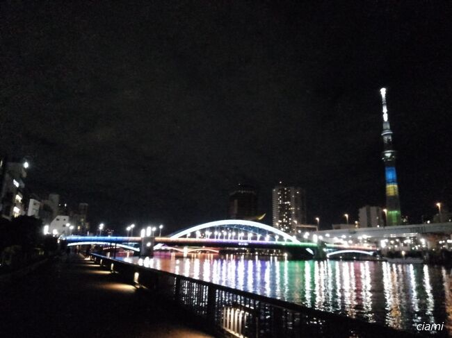 オリンピックカラーの橋眺めながら、隅田川テラスで夕涼み。