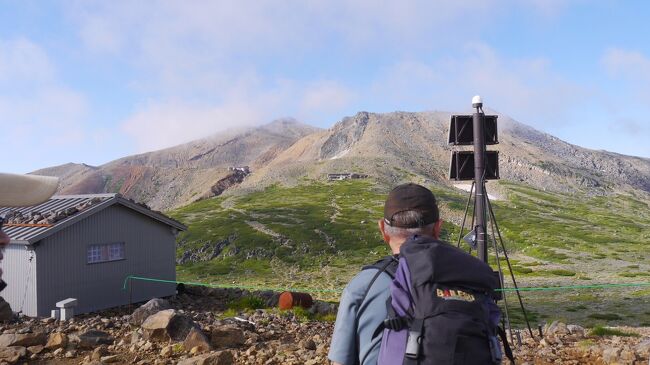 長野県側から御嶽山へ登り、岐阜県側に下山する。<br />その二日目です。<br />山小屋である二ノ池小屋を出発し、サイノ河原を経由して摩利支天山へ。その後、五ノ池小屋に寄ってから飛騨頂上に行った後、濁河温泉口へ下山しました。<br />下山途中、女性が転倒して負傷すると言うアクシデントが発生しました。<br />起きてしまったことは、仕方がない。その後の対応を如何にするかです。最善の対応で戻ってくることが出来ました。<br />二ノ池小屋　―　サイノ河原　―　三ノ池乗越　―　分岐　―　摩利支天山　―　分岐<br />　―　五ノ池小屋　―　飛騨頂上　―　お助水　―　のぞき岩　―　避難小屋　―　<br />かえる岩　―　湯の花峠　―　ジョーズ岩　―　濁河登山口