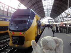 初めてのアムステルダム11(イタリア・スペイン・ポルトガル・オランダ12日間の旅 8-11）"オランダ鉄道" で、"スキポール空港"に移動！