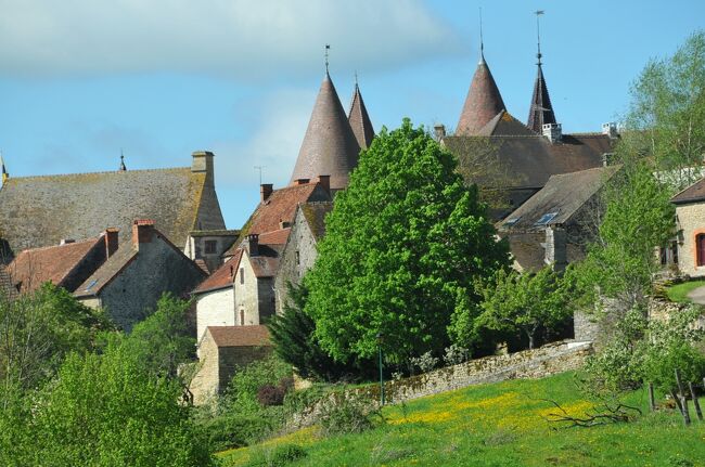 前回の旅行に続き、今回もレンタカーでフランス東部（シャンパーニュ・アルデンヌ地方）を中心にまわりました。今回は最近写真家吉村和敏さんの「フランスの美しい村全踏破の旅」という本で少しづつ人気が出てきたと言われる「フランスの美しい村」を中心に旅程を組み立ててみました。厳しい認定基準のもとに認められる小さな田舎の村が多いので随分とレンタカーの使用が役に立ちました、というよりもレンタカーでしか効率よくは訪れることはできません。今回の旅で改めてフランスの地方の町や村がそれぞれが持つ特徴を大事にしていることに感動しました。この旅行以後しばらくは本格的に「フランスの美しい村」を巡る旅を続けることになりました。<br />本編は旅行第十日目(5/3)の記録です。<br /><br />旅程<br />　4/24（火）　KIX→CDG→（車）→ランス<br />　4/25（水）　ランス市内観光<br />　4/26（木）　エペルネ→アンボネ→オジェ→トロワ<br />　4/27（金）　トロワ→ナンシー<br />　4/28（土）　ナンシー→サンキラン→ストラスブール<br />　4/29（日）　ストラスブール→オベルネ→リクヴィル<br />　4/30（月）　リクヴィル→カイゼルベルク→リボーヴィル→<br />　　　　　　　 ユナヴィール→エギュスハイム<br />　5/01（火）　コルマール→ブザンソン→シャトーシャロン<br />　5/02（水）　シャトーシャロン→ボーヌレメッシュ→ボーヌ<br />　5/03（木）　ボーヌ→ニュイサンジョルジュ→シャトーヌフ→オータン<br />　　　　　　  （日帰り）・・・本編<br />　5/04（金）　ボーヌ→美しい村数村→ヴェズレー<br />　5/05（土）　ヴェズレー→オーセール→ディジョン<br />　5/06（日）　ディジョン→ヴェヴェイ→イヴォアール<br />　5/07（月）　イヴォアール→タロワール→アヌシー<br />　5/08（火）　アヌシー→ペルージュ→リヨン<br />　5/09（水）　リヨン市内観光<br />　5/10（木）　LYS（リヨン空港）→CDG<br />　5/11（金）　CDG→KIX　　