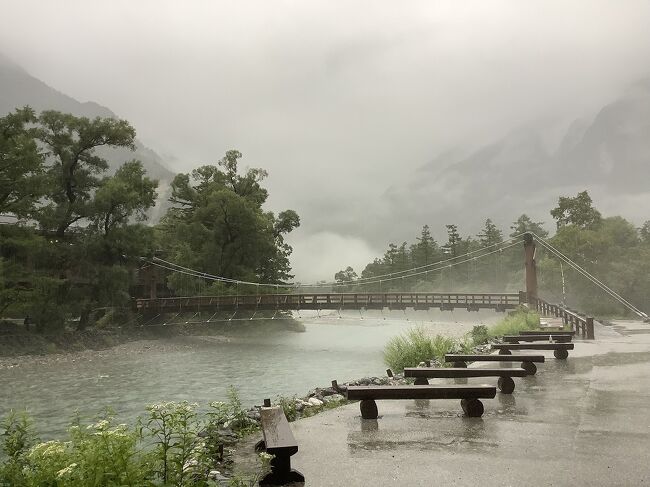 年に1回の北アルプス登山。今年は、北穂高岳を目指して六甲近辺の山等で訓練・準備していましたが、当日は、あいにくの大雨の時期と重なり、長雨が1週間程度続く予報で強行して上高地へ行き登山を開始するも　横尾に到着後　帰りの上高地公園線の道路が雨量規制による閉鎖される恐れがあるなどの情報　および長雨がさらに続くことなどを考えて、やむなく折り返して帰宅することなりました。1日かけての自宅より上高地⇔横尾までのハイキングとなってしまいました。また、以降　日を見つけてリベンジしたいと思います。