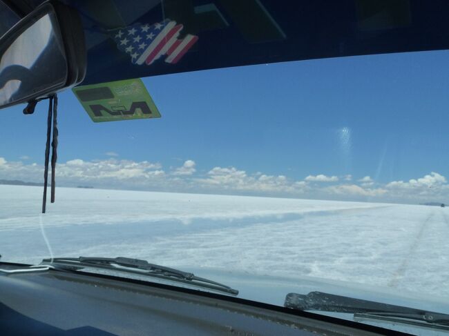 ボリビアのウユニ塩湖。そこは標高3800ｍに広がる塩の湖、青い空が湖面に映り込んで空中をドライブしているような不思議な気分になりました。<br />コロナ禍で海外に行けなくて残念な思いをしている方に、車に一緒に乗って旅している気分を少しでも味わってくだされば嬉しいです。