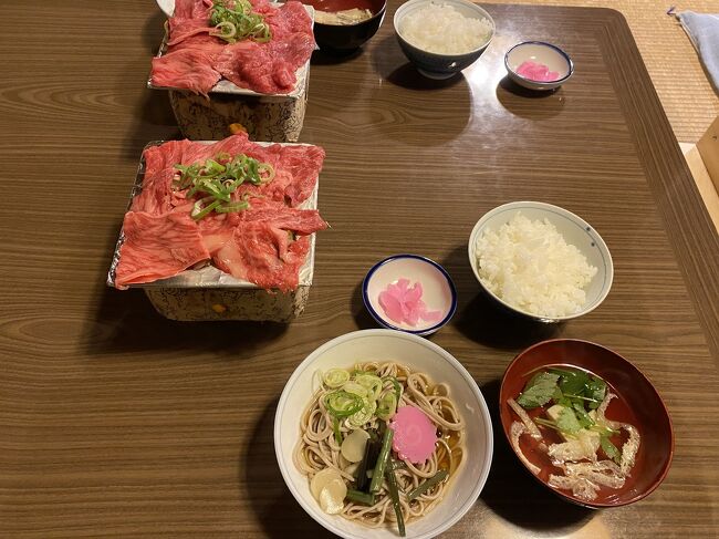 お盆の休日温泉に&#9832;️入りのんびりと予約していましたが、大雨で警報まで出てしまい、何かあると嫌だなぁと思いながらの旅でした。途中の観光は無しで下呂に向かい下呂で散策です。丁度お昼なので本日泊まるホテル望川館の方に美味しいとこのパンフレットを頂き飛騨牛朴葉味噌焼きとお蕎麦のセットを頂き，ここでは日本酒で天領を試飲も出来るのでお変わりしました。美味しかったです。温泉博物館で足湯に浸かり蛙神社で金返る&#128056;御利益を祈願して，ゲロプリンを頂きました。晩はホテルで飛騨牛を頂き鮎の塩焼きを頂き美味しかったです。朝は朝食も美味しく頂き警報と川の水嵩が増えて来たので早々に出て帰宅となりました。お陰で無事に家に帰り着きました。