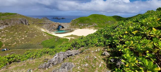 コロナ禍の夏休み…<br />ずいぶん前から予約してたし、離島ならばよかろうと、小笠原諸島に行ってきました。<br /><br />おがさわら丸は乗船前にPCR検査必須。東京から父島までは丸1日の船旅です。そして、帰りの船は、約1週間後！<br />小笠原は、宿泊地が決まっていないとフェリーのチケットが予約できないらしい…？<br />ということで、チケットと宿が一緒に予約できる「おがまるパック」で予約しました。クーポンもついてます。<br />船内は乗客数かなり間引いており、通常時の半分以下の３５０人前後だそうでした。<br /><br /><br />初めての小笠原は、とても、とても良かったです！！また行ってみたい。<br /><br />我が家、マリンスポーツにあまり興味なく、ダイビングなどはしていません。<br />ツアーもそんなに、使っていません。もっと毎日いろいろ詰め込んでもよかったかな？天候や海の状況との兼ね合いもありますが。<br />なのであまり参考になるような旅行記ではないかもしれませんが、旅の思い出として記録します。<br /><br />旅行記その１は、初日のフェリー～盛りだくさんの到着1日目まで。<br /><br /><br />初日…10時半、竹芝桟橋出発<br />2日目…11時、父島到着。海洋センターでウミガメの勉強<br />3日目…ハートロックのハイキング、ビーチ遊び、ウミガメの赤ちゃんの放流<br />4日目…兄島付近でなんちゃってシュノーケル、港で釣り<br />5日目…雨がちな天気。境浦海岸で海水浴<br />6日目…浜辺で最後の海水浴、飛び込みの練習！　南島訪問　15時半父島出発<br />7日目…15時竹芝桟橋到着<br />