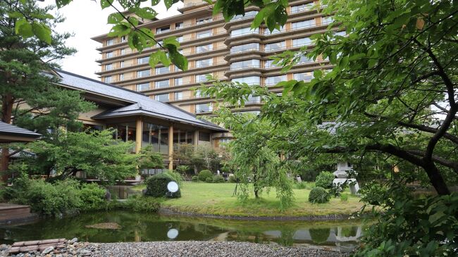 新潟のお墓参り、毎年日帰りで行ってるけど<br />今回は1泊2日で、温泉でゆっくりしたらどう?<br />と、だんなさんがつぶやいた。<br />するする。ゆっくりする。<br />1日目は、弥彦神社でおまいりをして日本海沿いの道をドライブしながら古町まで。<br />お気に入りのお店でお昼を食べたら、月岡温泉でのんびり。<br />2日目は、お墓参りをした後、燕三条駅の近くでランチとお買い物をしました。