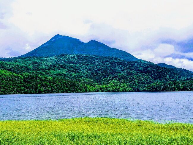 　我が家の恒例となっている北海道旅行ですが、行き先をローテーションで回しているものの若干飽きている一方で、東京や大阪の猛暑から逃れることができる点は大いに魅力的であり、半年前の２月に道東エリアの人気宿３箇所を予約していました(^^)<br /><br /><br />　道東は２０１７年夏の釧路＆根室旅行以来４年ぶりと間隔も空いているし、個人的に北海道の中では一番好きなエリアなので、楽しみです(^^)<br />（４年前は釧路＆根室の後に、札幌＆積丹半島方面へ大移動していますがw）<br /><br /><br /><br />今回の旅行の目的は以下のとおりです(^^)<br /><br />１．野生動物に遭う（「観る」ではなく「遭う」）<br />２．名湯・秘湯に浸かりまくる<br />３．道東の絶景スポットを制覇する<br />４．「北海道」を腹一杯食べ尽くす<br /><br /><br />行程は以下のとおりです(^^)<br /><br />《１日目》<br />釧路空港　→　鮭番屋　→　裏摩周展望台　→　<br />神の子池　→　さくらの滝　→　湯宿だいいち<br /><br />《２日目》<br />湯宿だいいち　→　オンネトー　→　阿寒湖　→<br />あかん鶴雅別荘鄙の座<br /><br />《３日目》<br />鄙の座　→　フレペの滝　→　知床五湖　→　<br />ホテル季風クラブ知床<br /><br />《４日目》<br />季風クラブ　→　天に続く道　→　摩周湖　→　<br />硫黄山　→　屈斜路湖　→　能取岬　→　<br />女満別空港<br /><br /><br /><br />　世の中の状況は予約時より悪化していますが、今年のＧＷ同様に、今回も感染防止対策を万全にして行ってまいりました(^^)<br /><br /><br />　上記の目的４つをほぼ完璧に達成できた上に、珍しく？天候にも恵まれて、満足度の高い道東旅行になりましたよ(^o^)<br /><br /><br /><br /><br /><br /><br />　旅行記２日目は、『湯宿だいいち』をチェックアウトして、『オンネトー』、『阿寒湖』等の湖を観光し、『あかん鶴雅別荘鄙の座』に宿泊です(^^)<br /><br /><br /><br /><br />