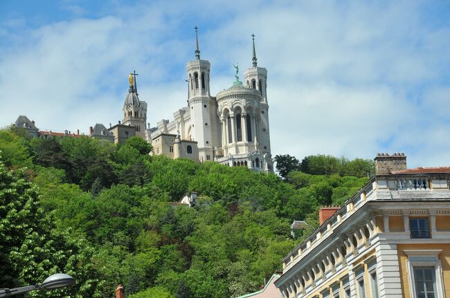 前回の旅行に続き、今回もレンタカーでフランス東部（シャンパーニュ・アルデンヌ地方）を中心にまわりました。今回は最近写真家吉村和敏さんの「フランスの美しい村全踏破の旅」という本で少しづつ人気が出てきたと言われる「フランスの美しい村」を中心に旅程を組み立ててみました。厳しい認定基準のもとに認められる小さな田舎の村が多いので随分とレンタカーの使用が役に立ちました、というよりもレンタカーでしか効率よくは訪れることはできません。今回の旅で改めてフランスの地方の町や村がそれぞれが持つ特徴を大事にしていることに感動しました。この旅行以後しばらくは本格的に「フランスの美しい村」を巡る旅を続けることになりました。<br />本編は旅行第十六日目(5/9)、十七日(5/10)、十八日目(5/11)の記録です。<br /><br />旅程<br />　4/24（火）　KIX→CDG→（車）→ランス<br />　4/25（水）　ランス市内観光<br />　4/26（木）　エペルネ→アンボネ→オジェ→トロワ<br />　4/27（金）　トロワ→ナンシー<br />　4/28（土）　ナンシー→サンキラン→ストラスブール<br />　4/29（日）　ストラスブール→オベルネ→リクヴィル<br />　4/30（月）　リクヴィル→カイゼルベルク→リボーヴィル→<br />　　　　　　　 ユナヴィール→エギュスハイム<br />　5/01（火）　コルマール→ブザンソン→シャトーシャロン<br />　5/02（水）　シャトーシャロン→ボーヌレメッシュ→ボーヌ<br />　5/03（木）　ボーヌ→ニュイサンジョルジュ→シャトーヌフ→オータン<br />　　　　　　  （日帰り）<br />　5/04（金）　ボーヌ→美しい村数村→ヴェズレー<br />　5/05（土）　ヴェズレー→オーセール→ディジョン<br />　5/06（日）　ディジョン→ヴェヴェイ→イヴォアール<br />　5/07（月）　イヴォアール→タロワール→アヌシー<br />　5/08（火）　アヌシー→ペルージュ→リヨン<br />　5/09（水）　リヨン市内観光・・・本編<br />　5/10（木）　LYS（リヨン空港）→CDG・・・本編<br />　5/11（金）　CDG→KIX・・・本編　　