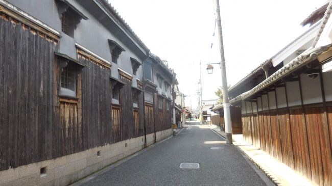 奈良県の重伝建3か所を回り終え、今度は隣の大阪府へ。唯一の重伝建が南東部で金剛葛城山系を境に奈良県に接する富田林市にある。奈良からのアクセスは悪く、重伝建がなければ訪れる機会のない町だったろう。<br /> 街並みは碁盤の目状に整然と区画され、場所によっては時代劇のセットのようだった。ただ家並越しに見え隠れするPL教団の巨大な塔が異様に感じられた。<br /><br />**********************************************************<br /> 重伝建登録地区名:富田林市富田林<br /> 分類:寺内町・在郷町<br /> 富田林は中世末期に成立した寺内町と呼ばれる宗教都市である。町内は南北六筋、東西七町に整然と区画され、周囲には土居を巡らしていた。江戸時代以降は周辺地域の物資の集積地として商業活動が継続し、在郷町として発展した。保存地区は成立期以来の町割りが良く残り、街路沿いには入主屋造又は切妻造で平入・本瓦葺の大規模な町家が軒を連ねている。<br />