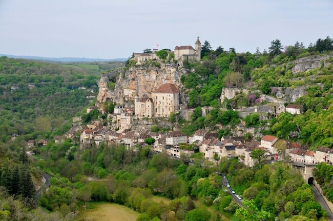 今回は「フランスの美しい村」が集中するドルドーニュ地方やプロバンス及びコートダジュールをレンタカーで巡る旅を計画しました。レンタカー旅行になるとあれも見たいこれも見たいとなって欲張りすぎて結局消化不良になる傾向が強いですね。そのため今回はできるだけ連泊を多く取り入れるように計画を立てました。レンタカー旅行のおかげで随分と沢山の「フランスの美しい村」を訪問することができ、フランスの地方の美しさを認識する満足な旅となりました。<br />本編は旅行四日目（4/26）の旅行記です。<br /><br />旅程<br />　4/23（火）　KIX→CDG→BOD<br />　4/24（水）　ボルドー市内見学<br />　4/25（木）　ボルドー→サン・テミリオン→レゼジー→ドンム→<br />　　　　　　　 サルラ・ラ・カネダ<br />　4/26（金）　サルラ・ラ・カネダ→ロカマドゥール→ラ・ロック・ガジ<br />　　　　　　　 ャック→ベナック・エ・カズナック（日帰り）・・・本編<br />　4/27（土）　サルラ・ラ・カネダ→数村の美しい村訪問（日帰り）<br />　4/28（日）　サン・シルウ・ラポビー→ベルカステル→コンク<br />　4/29（月）　エスタン→サン・コーム・ドルト→ミヨー橋→<br />　　　　　　　 コルド・シュル・シェル<br />　4/30（火）　アルビ→カルカッソンヌ<br />　5/01（水）　レ・ポー・ド・プロバンス→ゴルド→セナンク修道院→<br />　　　　　　　 ルション→アプト<br />　5/02（木）　プロバンスの「美しい村」巡り（日帰り）<br />　5/03（金）　　　　　　〃<br />　5/04（土）　　　　　　〃　　　　→アンティーブ<br />　5/05（日）　アンティーブ→カンヌ（日帰り）<br />　5/06（月）　アンティーブ→サン・ラファエル→グラース（日帰り）<br />　5/07（火）　サン・ジャン・カップ・フェラ→ラ・テュルビー→<br />                      マントン<br />　5/08（水）　ロクブリュヌ・カップ・マルタン→エクス・アン・プロバ<br />　　　　　　　 ンス→マルセイユ→プロバンス空港<br />　5/09（木）　MRS→CDG<br />   5/10（金）　CDG→KIX　　　　