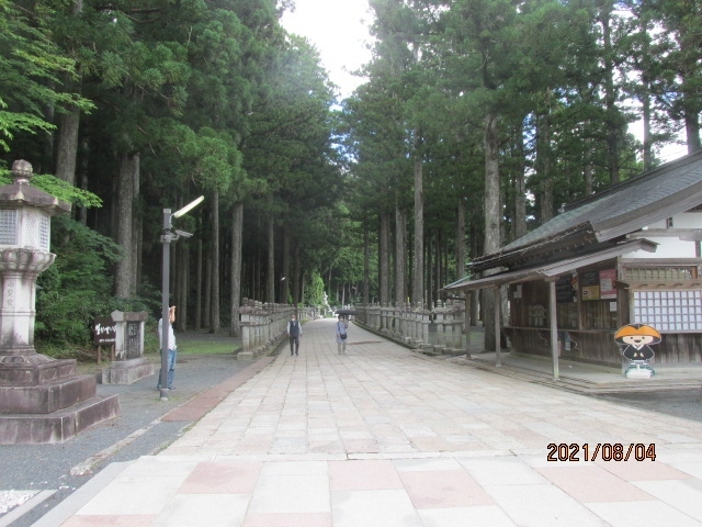 今回の旅行の主たる目的は高野山奥の院へ行くことであった。去年四国八十八ケ所を巡礼し、その結願報告に奥の院を尋ねることだった。だから紀州の他のどこの旅行先をオミットしたとしても、ここ高野山奥の院は絶対に外せない場所だった。ここへ来る途中、九度山駅を通過したが、小１時間ほど途中下車して、真田庵に立ち寄ってみたくも思ったが、その誘惑は打ち捨て、真っすぐ奥の院を目指した。先ずは奥の院に参拝することで、それなくしてこの旅行は完結しない。<br /><br />ケーブル乗換駅でもそうだったが、ここ高野山山頂駅でも奥の院行のバスの乗り換えは僅かに５分。トイレにもゆっくり入っていられない。大阪関西人は一般的にゆっくりのんびりタイプの人が多いかと思っていたが、この南海電車に関しては、時間はタイトだ。駅前でバスが既に発車準備をしていて、高野山駅舎の写真を撮るだけが精いっぱいで、アタフタとバスに乗り込んだ。しかしここで便利なのは、先刻関空から乗った南海電車もケーブルカーも、ここ高野山中を走るバスも、東京のＪＲで使用しているスイカで全て用が足りて、いちいちキップを買うとか、小銭を用意するとかの煩わしい手仕事は省かれる。<br /><br />日本は良い国だ。スイカ１枚で、日本全国、バスを含めてのどこの地方の交通機関でも使用できるのだ。あらゆる手段の交通機関を一括管理し、瞬時に乗車料金を計算し、その代金をカードから差し引く。どんな巨大なコンピューターかは知らないが、相当高度な頭脳を持った、優れたシステムだ。この日本式交通システムは、日本人だけが享受するのではなく、世界に輸出し、世界の人々が日本人同様に楽になってくれればよい。１３億の民が住む中国、スイカやパスモのようなカード１枚で、全中国どこの交通機関でも利用できるとなったら、人々の大幅な時間の節約と、CO２排出削減にも役立つ。このシステムを開発した会社はどこかは知らないが、このシステムを是非世界に広めてもらいたいものだ。<br /><br />山の上の盆地のような土地に造られた寺の町。その中心をバス通りが１本走っていて、高野山駅からは凡そ１０分～１５分で終点の奥の院に着く。昼を大分回っている。見ると正面に１軒食堂がある。ここで先ずはお昼を食べて、参道を歩くことにしよう。以前の記憶ではかなり長い参道だった。バスの中は３－４人の乗客しかいなかったが、皆さんマイカーとかマイクロでやって来る人が多いのだろう。１軒しかない食堂はかなり混んでいて、座席に着くまで順番待ち。後で入って分かったが、コロナ対策で、４人掛けのテーブルははす向かいに座らせて、二人しか座れない。自分は相手がいないので、一人で４人席を占めることになった。これでは非効率だ。店の方も中々回転数が上がらない。そんな風なに思いながら山菜ソバを食べ、さて、いよいよこれから参詣だ。