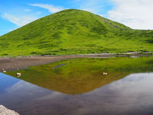 先月に引き続き、ANA特典航空券を利用して秋田駒ケ岳に行ってきました。<br />ANA特典航空券で行ける所で山旅が出来そうな場所を探していたら、秋田空港から乳頭温泉、秋田駒ケ岳に行けそう。秋田駒ケ岳は花の楽園とも言われ、花の時期としては少し遅いかなと思いましたが、お天気も安定している時期ですし、秋田に決めました。秋田行きが減便されており、行きは07:45発、帰りは20:05。でも、3日間たっぷり時間があって良さそうです。<br />秋田県内の移動はレンタカー。<br />　<br />旅程<br />8月2日　羽田～秋田<br />　　　　八幡平ハイキング　　　　　　　　休暇村乳頭温泉郷<br />8月3日　秋田駒ケ岳登山　　　　　　　　　駒ケ岳温泉<br />8月4日　乳頭温泉巡り<br />　　　　なまはげ館<br />　　　　秋田～羽田<br />8月3日<br />秋田駒ケ岳トレッキング<br />途中コースから外れてしまい、急坂を降りて、又登り、体力を使い果たしました(&gt;_&lt;)その結果、コマクサが沢山咲いていると聞いていたムーミン谷にはたどり着けず。コースは常に確認しないといけないと、反省しました。<br />