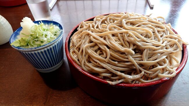 今回は、長野県上田市で昼食です。ここは、蕎麦の美味しい店がたくさんあります。今回は、刀屋さんで蕎麦を食べてきました。ここは、上田でも人気そば店。開店から閉店まで一日中お客さんが絶えない。毎朝挽きたてのそば粉を仕入れ、精魂込めて打つそばは、香りもコシも強く、ボリューム満点。普通盛りでも相当な食べ応えがある。今回は、盛り蕎麦の小を注文しました。この店は、小⇒中⇒普⇒大⇒特大とあります。小が他店の一人前です。