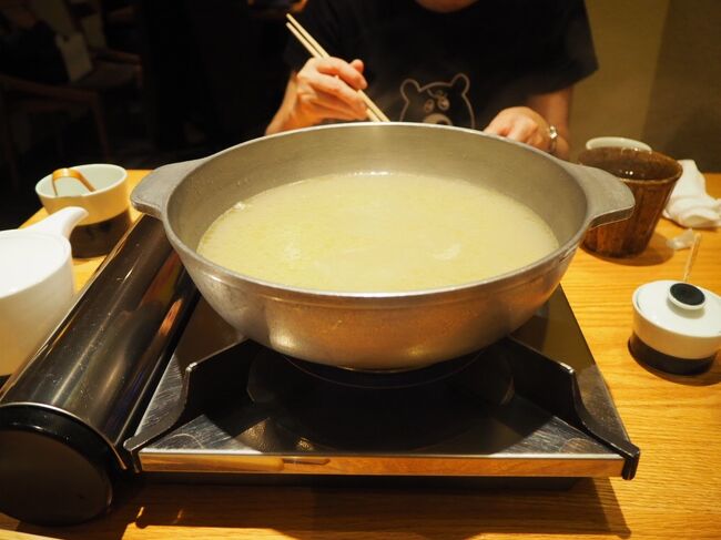 2度目のワクチン接種が完了し、PCR検査でも陰性になったこともあり、<br />かなり前にホテルと航空券予約をしていた福岡食べ歩き旅に出かけました<br /><br />初めてのスターフライヤー(SFJ/7G)搭乗<br />久しぶりの福岡グルメ<br />行くと決めたからは、一度頭の中を整理し直して、作戦(食べる)を立てて<br />予約などの準備をしていきます<br /><br />3泊4日の4日目 最終日<br />大濠公園近くで最高の水炊きをいただき、西鉄電車で太宰府天満宮を参拝<br />梅ヶ枝餅2店を食べ比べ<br />西鉄旅人バスで、福岡空港へ<br />最後は空港で買い物と最後の博多グルメをいただきました<br /><br />7食目(昼)は水炊き<br />(おやつに太宰府で梅ヶ枝餅)<br />8食目(夜)は博多餃子ととりかわ<br />としました<br /><br />帰りは久しぶりにANAのB767-300ERに搭乗しました<br />古参の機体ですが。2-3-2の座席配置は秀逸だと思います