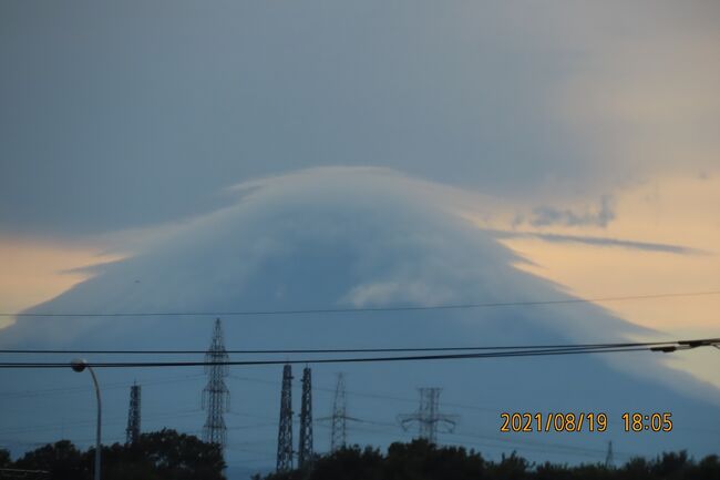 8月19日、午後6時過ぎにふじみ野市より傘雲が掛かった夕焼け富士が見られました。<br /><br /><br /><br /><br />*写真は傘雲が掛かった夕焼け富士