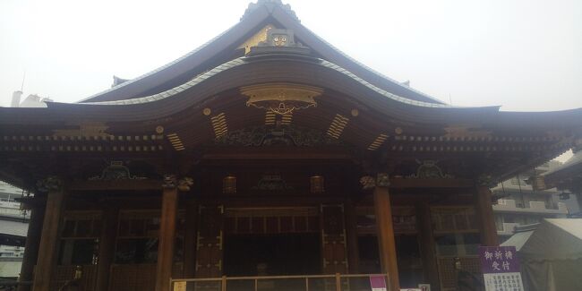 この日は東大に用事があり本郷三丁目駅で降りる。<br />東大に行く前にランチを食べよう。<br />何度か店の前まで行って断念した超人気店。<br /><br />この日は午後2時を過ぎて昼の閉店間際。<br />それでも数人の行列ができているが、これなら待てず範囲内。<br />並んでみよう。<br /><br />10分弱ほど待って店内へ。<br />食べログ百名店に選ばれる「にし乃」<br /><br />注文は中華蕎麦とわんたん4個。<br />カウンター席に座って料理を待つ。<br />出てきた中華蕎麦は評判通りに旨い!<br /><br />ワンタンが別皿なのでビールがあったら最高だな。<br /><br />店を出て東大で用件を済ませてから、湯島方面に散歩してみよう。<br />湯島天神を参拝する。<br />何度か訪れ参拝している学問の神様。<br /><br />神社内をゆっくり散歩して上野の方に向かう。<br />上野の飲み屋街を散歩してから本郷方面に戻ろう。<br /><br />途中「つる瀬」で和菓子の土産を購入する。<br />ゆっくり本郷まで散歩する。<br /><br />上野・湯島・本郷界隈は、浅草や柴又などの下町とは一味違った風情ではあるが、昔ながらの楽しい街並みだ。<br /><br />本郷三丁目駅に到着。<br />5時を回っているので、軽く一杯やろう。<br />以前から気になっていた「ねぎまの三ぞう」へ。<br /><br />値段は安いが結構美味しいねぎま。<br />ゆっくりねぎまを楽しみながらビールやホッピーを楽しむ。<br /><br />湯島界隈で楽しい街歩き、食べ歩き、飲み歩きを堪能できた。<br />