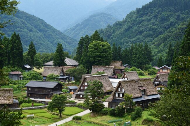 「どこか行きたい」というパパの鶴の一声で突然決まったお盆休みの家族旅行。<br />外資系勤務の私にはお盆休みなんてないんですけど、急きょ有休をとって一緒に出掛けることにしました。<br />受験生のお姉ちゃんはお留守番で、中1の次女との3人旅です。<br />小松空港を拠点に五箇山(富山県)、白川郷、飛騨高山(岐阜県)、金沢(石川県)、永平寺、東尋坊(福井)と周りました。<br />準備不足の上に、コロナ蔓延防止による休館・営業時間の短縮、さらに線状降水帯が発生した大雨に見舞われてしまい、なんだか消化不良の旅行となってしまいましたが、白川郷や東尋坊などは初めて行ったので、感動しました。<br />雨にあたったのは不運ですが、温泉宿を予約しておいたのは正解でした。<br />観光を早く切り上げた分、温泉に入ってのんびりしました。<br /><br />8/12<br />東京から飛行機で金沢→レンタカーで五箇山の相倉集落、菅沼集落→白川郷→白川郷の結の庄に宿泊<br /><br />8/13<br />結の庄から飛騨高山→金沢に移動し、近江市場で昼食→長町武家屋敷跡→ひがし茶屋街→御宿野乃に宿泊<br /><br />8/14<br />御宿野乃から永平寺→東尋坊→小松空港から羽田<br />