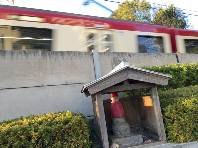 東海道・川崎宿の西の辺りは、八丁畷(はっちょうなわて)と呼ばれていたそうです。<br />街道が田畑の中を八丁ほど真っ直ぐ進むので、八丁畷。<br />という由来があり、現在では京急線の駅名になっています。<br /><br />旧東海道沿いの街歩きで、今回川崎に来ました。<br />駅近くの東芝未来科学館に寄ってから、街道沿いに移動。<br />この辺りには、松尾芭蕉の足跡がいくつかありました。<br />