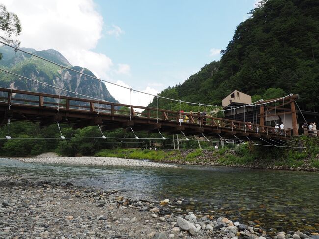 平湯温泉からバスに乗って上高地へ。子供の頃に一度来て以来となる上高地。大正池で下車して、河童橋まで歩いてみます。<br /><br />635冊目　2021/11/22投稿