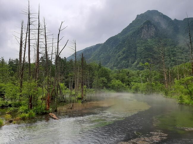 上高地のハイキング後編。ビジターセンターに立ち寄ってから、河童橋からさらに北に向かい、明神へ。梓川の右岸・左岸の両ルートでぐるりと一周します。最終バスで帰ってきたら平湯温泉に入って高山ラーメンを食べ、国道を運転して帰りましょう。<br /><br />636冊目　2021/11/24投稿