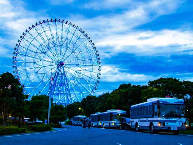 雨ばかり降ってた夏休み。<br /><br />どこにも行けなかったのが悔しくて<br />不要不急のお出かけをしてきました。<br /><br />自宅療養は絶対したくないけど<br />出かけないとやってられないもので<br />スミマセン。<br /><br />海も見渡せる公園にある<br />まだ乗ったことない大観覧車へGO!!