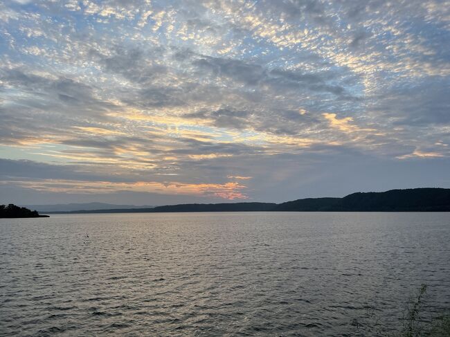 金曜日の夜の段階で、週末どこ行こうというわけで、天気が良さげな北海道へ。千歳以外でレンタカーが取れるところ、という消去法で女満別に行くことに。<br /><br />ラッキーなことに通常より少ないマイル数で行ける「とく旅マイル」が適用になりました。が、元々がハイシーズン期間なので往復12,000マイルと全然「とく」旅マイルではなかったけど、平時を思えばこれでもまだお得。<br /><br />ということでたまたま前日東銀座のホテルにお籠りしていたせいもあり、羽田7：00と早朝の便でいざ女満別へ。