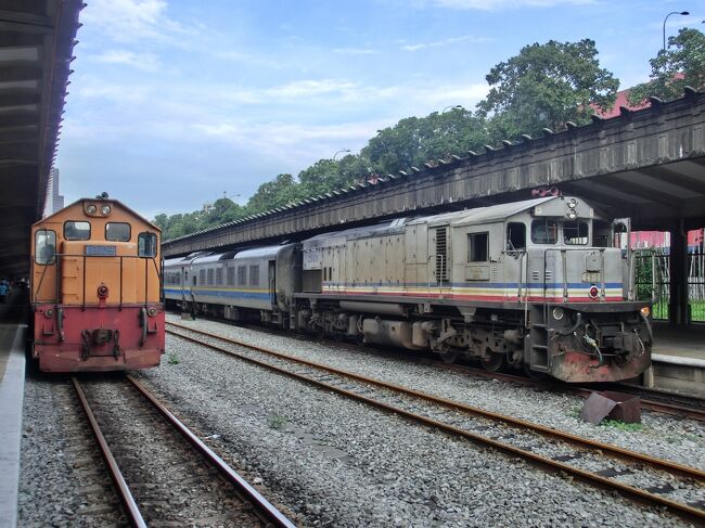世界の鉄道思い出の旅シリーズ（2004年～2009年）<br /><br />第5弾世界の鉄道思い出シリーズは東南アジアの旅です。<br />鉄道で台湾一周をした時から海外の鉄道に乗る事が楽しみとなりいろいろな国の鉄道に乗るようになりました。<br /><br />初めてマレー半島をタイ鉄道・マレー鉄道で縦断しました。<br />この頃、ネットでマレー鉄道乗車記が多く掲載され感化されてしまいました。次の海外鉄道の旅はマレー半島縦断の旅だ！そんなノリで旅行を計画。<br /><br />当初の計画は11日間でタイ・バンコクからマレーシア・クアラルンプールを経由してシンガポールまで一気に南下する予定でした。<br />しかし始めて行く東南アジア。いろいろ観光もしたいと思い一気にシンガポールまで南下する事を断念。観光をしながら前半11日間後半5日間と2回に分けてマレー半島縦断しました。<br /><br />後編は、マレーシア・クアラルンプールから終着シンガポールまでの行程です。<br />後半の旅で使用した航空会社は、マレーシア航空。デルタ航空と合併前、ノースウエスト航空の特典航空券（マイレージ）を利用しました。<br />第2回はクアラルンプールからシンガポールまで最後の乗り鉄の旅ですが、最後の最後にとんでもない失敗をしてしまい2回の旅では消化不良となり番外編の旅も紹介する事になってしまいました。<br /><br />今回の世界遺産<br /><br />日程　（◎は今回の旅行記）<br />2006年5月2日（土）<br />福岡国際空港 11時00分（マレーシア航空）クアラルンプール 16時25分着<br /><br />5月3日（日）<br />クアラルンプール  バス　マラッカ　マラッカ観光<br />マラッカ　バス　クアラルンプール<br /><br />◎5月4日（月）<br />クアラルンプール駅 8時30分発　マレー鉄道XPS5　シンガポール<br />14時59分着　　<br /><br />5月5日（火）<br />午前 シンガポール半日観光<br />シンガポール 21時20分発  マレーシア航空MH　クアラルンプール 22時15分着<br /><br />5月6日（水）<br />クアラルンプール 0時50分 マレーシア航空MH82福岡国際空港 6時10分<br /><br />写真はシンガポール・タンジョンパガー駅に到着したXPS5列車<br />----------------------------------------------------------------------------<br />世界の鉄道想い出の旅シリーズ<br />第1弾 2004年ＧＷ第1回台湾一周鉄道の旅（前半後編）<br />https://4travel.jp/travelogue/11137681<br />https://4travel.jp/travelogue/11269117　<br />第2弾 2007年12月-2008年1月 タイ・チェンマイ鉄道の旅（前半後半)<br />https://4travel.jp/travelogue/10898659<br />https://4travel.jp/travelogue/10898661<br />第3弾 2007年ＧＷ台湾 台灣高鐵（台湾新幹線）に乗りに行こう！<br />https://4travel.jp/travelogue/11083342<br />第4弾 2005年7月タイ鉄道・マレー鉄道で行くマレー半島縦断の旅（前編4回）https://4travel.jp/travelogue/11708238<br />2006年GWタイ鉄道・マレー鉄道で行くマレー半島縦断の旅（後編）<br />https://4travel.jp/travelogue/11707801<br />2004年7月Amtrak アセラエクスプレスで行くアメリカ東海岸の旅（前後編）未投稿<br />2006年7月イギリス・フランス・モナコ鉄道の旅　未投稿<br />2007年7月Amtrak・エンパイアビルダー号で行くアメリカ横断鉄道の旅<br />未投稿<br />2008年2月イタリア・フランス・スペイン鉄道の旅　未投稿<br />2008年7月カナダ・アメリカ・メキシコ・Amtrak３大列車で行くアメリカ西海岸縦断鉄道の旅　未投稿<br />2009年11月インディアンパシフィック号で行くオーストラリア横断鉄道の旅　未投稿<br />-----------------------------------------------------------------------------