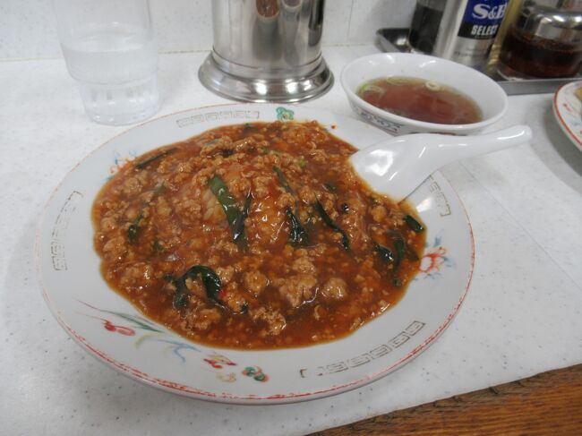 スタミナラーメンの「娘娘(にゃんにゃん)」は県内に数店舗ある中華料理店です。<br />でも、それぞれ独立したお店でチェーン店という訳ではありません。<br />「スタミナラーメン」は娘娘ならどの店でも看板メニューになっている、しょうゆ味の肉あんかけラーメン。<br />「スタカレー」というのはそれの御飯バージョンで、こちらも人気の双璧を成します。<br /><br />何店もの娘娘の中でもここ「上尾愛宕店」はオヤジさんのキャラとともに、度々メディアにも取り上げられている最も知名度の高い本家本元のお店。<br />その味に魅了されて常連で通う熱烈なファンも多いそうです。<br />埼玉県民としては一度は食べておきたい必食の一杯といえるのではないでしょうか。
