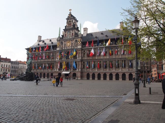 　２０１２年４月にベルギー、ルクセンブルク、オランダの見どころを周遊するツアー「花のベネルクス物語（ユーラシア旅行社）」に参加したのですが、この旅行記は、このうちの旅行３日目（４月１３日）に訪れたベルギーのアントワープ及びゲント、ブリュッセルの模様を記録しています。<br /><br /><br />＜巻頭写真は、ルネサンス様式の優雅な建物といわれるアントワープの「市庁舎」です。＞