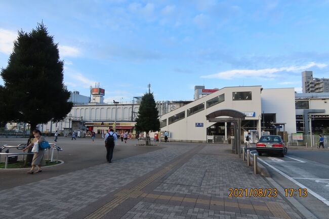 8月23日、午後5時頃に上福岡駅付近を散策しました。　久し振りに晴天に恵まれたのでヤオコーで買い物をしながら散策しました。<br /><br /><br /><br />*写真は上福岡駅西口前の広場