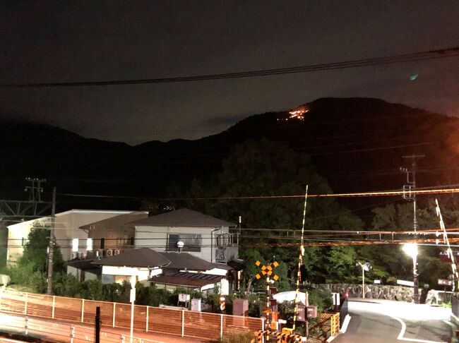 何もしない贅沢を求めて、2泊3日で宮ノ下温泉へ。<br /><br />蛇骨川の渓流沿いに建つ真奈邸箱根に宿泊し、箱根外輪山や渓流を眺めながら、温泉付きの部屋でゆっくりステイ。全19室のホテルなので、ロビーやホテル内は落ち着いた雰囲気。<br /><br />予定していたわけではありませんが、箱根大文字焼きが豪雨で1週間延期となり、ちょうど宿泊しているときの開催に。部屋から眺めることができました。ただ、10分くらい眺めたあと、せっかくだからとより真正面から見られる場所を求めて、歩いて彫刻の森近くまで。火で作られた「大」の字を正面から見ることができました。<br /><br />ホテルの近場の散策は、2日目は千条の滝、蓬莱園を回って1時間ほど。<br />3日目は、箱根登山鉄道の線路沿いを歩きながら、強羅まで。大文字焼きの翌日、強羅駅前が真正面だったみたいです。駅前に、箱根大文字焼きの石碑がありました。確かに、昼間の山(明星ヶ岳)の頂上付近に「大」の字がくっきりと見えました。<br /><br />2019年の台風で大きな被害を受けた蛇骨橋周辺は、公園のように整備されて、橋梁を走る箱根登山鉄道を見られる絶好のスポットになっていました。