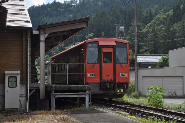 　2021年8月21日から23日にかけて、鉄道情報サイト「レイルラボ」の乗りつぶし「鉄レコ」で未乗状態となっている、久大本線はじめ福岡県・大分県を再踏破しようと考えていました。このプランは、当初1月に予定していて、それが新型コロナ感染拡大の影響で4月に延期、6月に再延期、そして満を持して8月に実施と企んでいたのですが。<br />　夏になっても全国的に新型コロナは収まる気配はなく、福岡県は緊急事態宣言に、そして私の住む富山県も連日新規感染者が100人超えとまん延防止等重点措置県（対象は富山市のみ）になってしまいました。<br />　その上、九州地方は8月の大雨の影響で久大本線の一部区間が不通に、泣く泣く九州旅行は無期延期としました。<br />　2021年8月22日に地元の城端線・氷見線に乗り、翌23日は九州へ行く予定で休暇を取っていたことから、青春18きっぷを使用して越美北線へ乗りに行くことにしました。<br />　福井駅から越美北線に乗って九頭竜湖駅を往復します。
