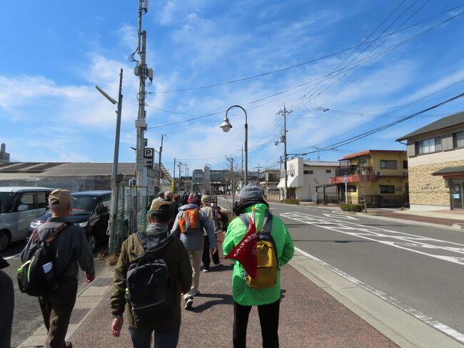 2021年2月25日(木)お昼前、祝園神社を後にまっすぐ南に進む。この辺りのおうちは旧家で、立派な植木が目を引く(下の写真1)。祝園神社から350mほど南に「崇神帝十年役 武埴安彦破斬旧跡」と彫られた碑が建つ。崇神(すじん)天皇10年の役において、祝園の地で武埴安彦命が敗れた際、この地で武埴安彦(たけはにやすひこ)命の首が落とされたと云う。 現在は空き地となっているが、明治のはじめまでは巨木があったと伝わる。 <br /><br />崇神天皇は第10代天皇で、崇神天皇10年は西暦では紀元前88年。ただし、実在した可能性のある最初の天皇で、実在ならば治世時期は3世紀後半。武埴安彦は第8代孝元天皇皇子で、崇神天皇の叔父にあたる。異母兄である第9代開化天皇の崩御後、皇位を継承しようとしたが、開化天皇第二皇子の崇神天皇が後を継ぐこととなり、山代(京都府南部)に追いやられていた。<br /><br />この年、崇神天皇は四道将軍を北陸道、東海道、西道、山陰道に派遣し、全国を教化すると宣言したのだが、その時を好機とみて、武埴安彦は山代から、妻の吾田媛の里、河内の豪族の河内青玉は大坂から共に都(当時の都は現在のJR桜井線三輪駅辺りの瑞籬宮(みずかきのみや))を襲撃しようとした。しかし、事前にこの計画を察知した崇神天皇は四道将軍を呼び戻しており、反乱は失敗した。そして、武埴安彦が最終的に彦国葺(ひこくにふく)命に討ち取られた場所がこの地と云う。<br /><br />敗れた武埴安彦軍は半数が殺され、斬首され、戦後、この辺り一帯には数多く遺体が放り転がされていたらしい。この放り転がすことを、古語で「はふる」と云い、「遺体がはふられた地」の意味で羽振苑(はふりその)と呼ばれるようになった。その後、葬園と云う字が当てられたが、。「葬」の字は縁起が悪いので「祝」に変えら祝園となり、発音も「ほうその」となった。<br /><br />武埴安彦破斬旧跡の碑を過ぎて、150mほど南から東に折れて木津川堤防に戻る。河川敷ではここに限らないのだが、この時期あちこちで樹木伐採が行われていた(下の写真2)。増水時の洪水氾濫を防ぐために定期的に行われているようだ。伐採等された樹木や竹などはリサイクルを促進する社会的実験として無償提供されている。<br /><br />400mほど南に進むと堤防右手下の送電用鉄塔の先に祝園ポンプ場がある(下の写真3)。1992年に完成したポンプ場だが、堤防内側の1988年に完成した祝園樋門に繋がっている。以下の旅行記参照。<br />https://4travel.jp/travelogue/11628640<br /><br />この辺りに祝園の渡しがあった。対岸の山城町椿井とを結ぶものだが、歴史的には新しく1884年(明治17年)頃から明治期にのみ利用されたもの。それからさらに300mほど南に川西合同排水樋門(下の写真4)があるが、この辺りに菅井の渡しがあったそうで、こちらが1900年頃から主力になったようだ。ただし、この渡しも街道として使われるのではなく、農民が川向いの田畑を耕作するために利用する耕作通い舟だった。<br /><br />12時半前になるが、ここで木津川とお別れ。堤防を降りると川西土地改良区木津川揚水ポンプ場がある。川西土地改良区は土地改良事業を施行することを目的として土地改良法に基づいて1952年に設立された法人。この揚水ポンプ場は1996年に改築されたもので、川西地区全域の農業用水確保のために毎年6月から9月に掛けて運転され、木津川の水を水路に汲み上げている。この時は2月だったので、その水路は使われてるようには見えない状態(下の写真5)。<br /><br />12時45分、JR祝園駅/近鉄新祝園駅の東側でハイキング終了、解散となる。ガイドさん、ありがとうございました。祝園駅/新祝園駅はけいはんな学研都市(正式名称:関西文化学術研究都市)精華・西木津地区の東の玄関口で、駅の西側からけいはんな記念公園やけいはんなプラザ、西の玄関口となる近鉄けいはんな線の学研奈良登美ヶ丘駅行などのバスが頻繁に出ている。高架の東西連絡通路を通って駅の西側に移動。<br /><br />途中に2つの駅の改札がある。駅としては当然「新」が付かないJR祝園駅が先に出来たもので、1898年(明治31年)に現在のJR片町線(愛称は学研都市線)の前身、関西鉄道の長尾駅から新木津駅(現在は廃止された駅で、木津駅と600m離れていた)まで延伸された際に開業。<br /><br />一方、近鉄新祝園駅はその30年後の1928年(昭和3年)の現在の近鉄京都線の前身、奈良電気鉄道の桃山御陵前・西大寺(現・大和西大寺)間開通時に開業。後からできた祝園駅なので、「新」を付けたが、距離的には50mしか離れておらず、同じ名前のJR/近鉄三山木駅の距離よりも短い。特に1994年に共に橋上駅舎となり、連絡通路が出来てからは何故名前が違うって感じになっている。<br /><br />ちなみに、三山木駅の場合は、JRの駅が後から出来ており当初は上田辺駅だったのを、1997年に近鉄に合わせて改称した。さらに余談で、JR京田辺駅/近鉄新田辺駅はJR駅が1898年(明治31年)に田辺駅として開業、近鉄駅は1928年(昭和3年)開業で、両駅間は約700mあるので、〝新〟田辺駅で納得。市制移行に伴い田辺駅が京田辺駅に変わったけどね。<br /><br />1時前になるので、そのまま連絡通路を西に抜けて、さらに駅西側の府道の向かいのせいかガーデンシティへそのままペデストリアンデッキを通って移動。せいかガーデンシティは祝園駅西特定土地区画整理地内の商業用地集約換地によって整備され、 2007年5月にグランドオープンしたショッピングセンター。うちも時々利用している。<br /><br />2階にフードコートがあったので、その中の京都らぅめん凡蔵屋でお昼にする。伏見発祥のラーメン屋で京都、大阪に複数店舗を展開しているようだが、初めて知った。味噌らぅめん600円を戴くが、何が京都らぅめんなのかは分かってない。まあ、普通の味噌ラーメンやった。<br />https://www.facebook.com/media/set/?set=a.6220896624646976&type=1&l=223fe1adec<br /><br /><br />以上でふれあいハイキング終了