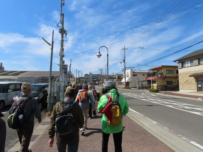 2021年2月25日(木)お昼前、祝園神社を後にまっすぐ南に進む。この辺りのおうちは旧家で、立派な植木が目を引く(下の写真1)。祝園神社から350mほど南に「崇神帝十年役 武埴安彦破斬旧跡」と彫られた碑が建つ。崇神(すじん)天皇10年の役において、祝園の地で武埴安彦命が敗れた際、この地で武埴安彦(たけはにやすひこ)命の首が落とされたと云う。 現在は空き地となっているが、明治のはじめまでは巨木があったと伝わる。 <br /><br />崇神天皇は第10代天皇で、崇神天皇10年は西暦では紀元前88年。ただし、実在した可能性のある最初の天皇で、実在ならば治世時期は3世紀後半。武埴安彦は第8代孝元天皇皇子で、崇神天皇の叔父にあたる。異母兄である第9代開化天皇の崩御後、皇位を継承しようとしたが、開化天皇第二皇子の崇神天皇が後を継ぐこととなり、山代(京都府南部)に追いやられていた。<br /><br />この年、崇神天皇は四道将軍を北陸道、東海道、西道、山陰道に派遣し、全国を教化すると宣言したのだが、その時を好機とみて、武埴安彦は山代から、妻の吾田媛の里、河内の豪族の河内青玉は大坂から共に都(当時の都は現在のJR桜井線三輪駅辺りの瑞籬宮(みずかきのみや))を襲撃しようとした。しかし、事前にこの計画を察知した崇神天皇は四道将軍を呼び戻しており、反乱は失敗した。そして、武埴安彦が最終的に彦国葺(ひこくにふく)命に討ち取られた場所がこの地と云う。<br /><br />敗れた武埴安彦軍は半数が殺され、斬首され、戦後、この辺り一帯には数多く遺体が放り転がされていたらしい。この放り転がすことを、古語で「はふる」と云い、「遺体がはふられた地」の意味で羽振苑(はふりその)と呼ばれるようになった。その後、葬園と云う字が当てられたが、。｢葬｣の字は縁起が悪いので｢祝｣に変えら祝園となり、発音も「ほうその」となった。<br /><br />武埴安彦破斬旧跡の碑を過ぎて、150mほど南から東に折れて木津川堤防に戻る。河川敷ではここに限らないのだが、この時期あちこちで樹木伐採が行われていた(下の写真2)。増水時の洪水氾濫を防ぐために定期的に行われているようだ。伐採等された樹木や竹などはリサイクルを促進する社会的実験として無償提供されている。<br /><br />400mほど南に進むと堤防右手下の送電用鉄塔の先に祝園ポンプ場がある(下の写真3)。1992年に完成したポンプ場だが、堤防内側の1988年に完成した祝園樋門に繋がっている。以下の旅行記参照。<br />https://4travel.jp/travelogue/11628640<br /><br />この辺りに祝園の渡しがあった。対岸の山城町椿井とを結ぶものだが、歴史的には新しく1884年(明治17年)頃から明治期にのみ利用されたもの。それからさらに300mほど南に川西合同排水樋門(下の写真4)があるが、この辺りに菅井の渡しがあったそうで、こちらが1900年頃から主力になったようだ。ただし、この渡しも街道として使われるのではなく、農民が川向いの田畑を耕作するために利用する耕作通い舟だった。<br /><br />12時半前になるが、ここで木津川とお別れ。堤防を降りると川西土地改良区木津川揚水ポンプ場がある。川西土地改良区は土地改良事業を施行することを目的として土地改良法に基づいて1952年に設立された法人。この揚水ポンプ場は1996年に改築されたもので、川西地区全域の農業用水確保のために毎年6月から9月に掛けて運転され、木津川の水を水路に汲み上げている。この時は2月だったので、その水路は使われてるようには見えない状態(下の写真5)。<br /><br />12時45分、JR祝園駅/近鉄新祝園駅の東側でハイキング終了、解散となる。ガイドさん、ありがとうございました。祝園駅/新祝園駅はけいはんな学研都市(正式名称：関西文化学術研究都市)精華・西木津地区の東の玄関口で、駅の西側からけいはんな記念公園やけいはんなプラザ、西の玄関口となる近鉄けいはんな線の学研奈良登美ヶ丘駅行などのバスが頻繁に出ている。高架の東西連絡通路を通って駅の西側に移動。<br /><br />途中に2つの駅の改札がある。駅としては当然「新」が付かないJR祝園駅が先に出来たもので、1898年(明治31年)に現在のJR片町線(愛称は学研都市線)の前身、関西鉄道の長尾駅から新木津駅(現在は廃止された駅で、木津駅と600m離れていた)まで延伸された際に開業。<br /><br />一方、近鉄新祝園駅はその30年後の1928年(昭和3年)の現在の近鉄京都線の前身、奈良電気鉄道の桃山御陵前・西大寺(現・大和西大寺)間開通時に開業。後からできた祝園駅なので、「新」を付けたが、距離的には50mしか離れておらず、同じ名前のJR/近鉄三山木駅の距離よりも短い。特に1994年に共に橋上駅舎となり、連絡通路が出来てからは何故名前が違うって感じになっている。<br /><br />ちなみに、三山木駅の場合は、JRの駅が後から出来ており当初は上田辺駅だったのを、1997年に近鉄に合わせて改称した。さらに余談で、JR京田辺駅/近鉄新田辺駅はJR駅が1898年(明治31年)に田辺駅として開業、近鉄駅は1928年(昭和3年)開業で、両駅間は約700mあるので、〝新〟田辺駅で納得。市制移行に伴い田辺駅が京田辺駅に変わったけどね。<br /><br />1時前になるので、そのまま連絡通路を西に抜けて、さらに駅西側の府道の向かいのせいかガーデンシティへそのままペデストリアンデッキを通って移動。せいかガーデンシティは祝園駅西特定土地区画整理地内の商業用地集約換地によって整備され、 2007年5月にグランドオープンしたショッピングセンター。うちも時々利用している。<br /><br />2階にフードコートがあったので、その中の京都らぅめん凡蔵屋でお昼にする。伏見発祥のラーメン屋で京都、大阪に複数店舗を展開しているようだが、初めて知った。味噌らぅめん600円を戴くが、何が京都らぅめんなのかは分かってない。まあ、普通の味噌ラーメンやった。<br />https://www.facebook.com/media/set/?set=a.6220896624646976&amp;type=1&amp;l=223fe1adec<br /><br /><br />以上でふれあいハイキング終了