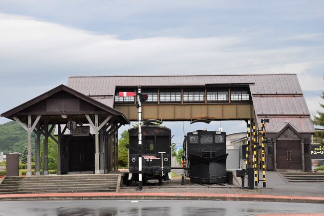 湧別（ゆうべつ）町は、北海道の北東部、オホーツク沿岸のほぼ中央に位置し、日本三大湖の一つで北海道最大の湖「サロマ湖」に面しています。<br />かつて名寄本線と湧網線が接続していた交通の要衝「中湧別駅」には、ホーム、線路、跨線橋、車掌車、モーターカーなどが保存され、「中湧別駅記念館」になっています。<br />また湧別町には古くから煉瓦工場があったため、今でもレンガ造りの蔵などの建物が残っています。<br /><br />今日の午後は、平成元年（1989）に廃止された国鉄・JR名寄本線の紋別から中湧別、遠軽まで路線バスで移動し、途中中湧別に立ち寄ります。<br />昼食は紋別で新鮮なお刺身定食、夕食は中湧別でご当地カレー「チガイのわかるカレー」をいただきます。<br /><br />今晩の宿は「ワイズホテル旭川駅前」。翌朝、雨が上がりの空に美しい虹が二重になって浮かびました。<br />旭川の町からは大雪山系の山々が眺められます。<br /><br />なお、旅行記は下記資料を参考にしました。<br />・湧別町HP、「文化センターTOM」「湧別町文化センターTOMの施設紹介」「中湧別駅記念館」「チューピットとリップちゃん!!」<br />・保守用車総合データベースMCDB「TMC200C」<br />・小坂鉄道レールパーク「TMC200形モーターカー」<br />・通票よんかく「通票は列車の通行手形」<br />・かみゆうべつ20世紀メモリープロジェクト「レンガマップ」<br />・北海道新聞「「チガイのわかるカレー」湧別９店で今年も　サロマ湖産ホタテ稚貝とオホーツク産タマネギ使用」、2021年5月28日<br />・JR北海道、列車ガイド「特急ライラック（789系）」「キハ40 北海道の恵みシリーズ車両のデビュー」<br />・ウィキペディア「紋別駅」「鴻之舞鉱山」「鴻紋軌道」「北海道北見バス」「中湧別駅」「車掌車」「国鉄ヨ3500形貨車」「モーターカー」「JR北海道H100形気動車」「岩見沢競馬場」<br />