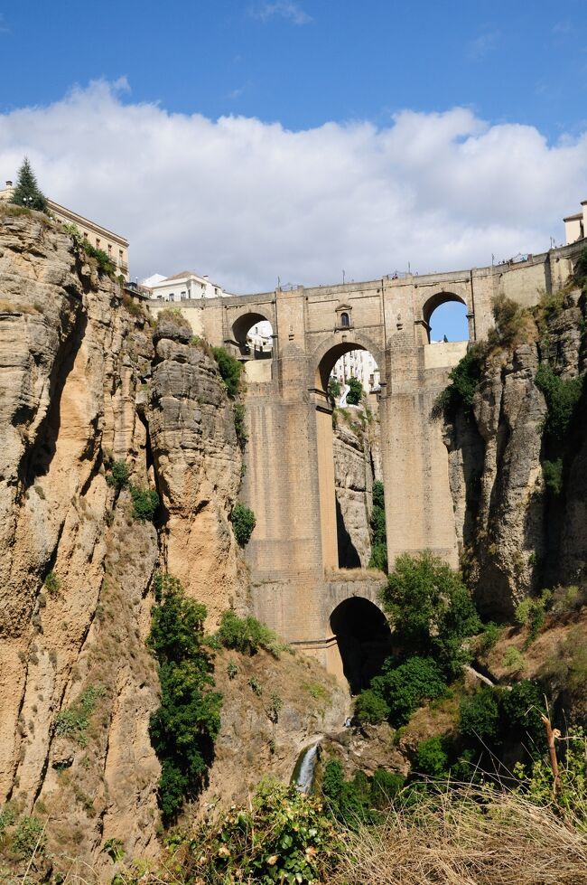 5月の南フランス旅行に次いで今回もレンタカーでスペインを旅することとした。あまり深く考えず何処にしようか迷った末に決定しました。この国も魅力にあふれており見たいところは山ほどあります。特に期待したのはヨーロッパチャンピョンズリーグでロナウドの出るリアルマドリードの試合が見れないか、トレド、グラナダのパラドールに泊まれないかなどでした。その他も本当に魅力あふれる国でヨーロッパの多様性を感じる旅行を楽しむことができました。本編は旅行七日目（10/07）の記録です。<br /><br />旅程<br />　10/01（火）　KIX（１０時20分発　KL0868）→AMS（１５時着・16<br />　　　　　　　　時45分発KL1705）→ MAD（19時20分着）<br />　10/02（水）　マドリード観光、サッカー観戦<br />　10/03（木）　トレド<br />　10/04（金）　コンスエグラ→コルドバ<br />　10/05（土）　セビリア<br />　10/06（日）　　　〃　　　<br />　10/07（月）　アルコス・デ・ラ・フロンティーラ→ロンダ・・・・本編<br />　10/08（火）　カサレス→マルベージャ→ミハス<br />　10/09（水）　フリヒリアナ→ネルハ→グラナダ<br />　10/10（木）　グラナダ観光<br />　10/11（金）　グラナダ→マドリッド<br />　10/12（土）　マドリード観光<br />　10/13（日）　セゴビア（日帰り）<br />　10/14（月）　マドリード<br />　10/15（火）　MAD（１０時25分発 KL1700）→AMS（13時着・14時4<br />　　　　　　　　0分発 KL867）<br />   10/16（水）　AMS→KIX（8時20分着）