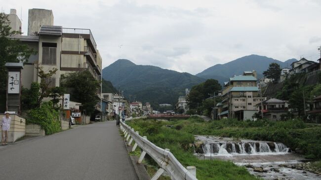 2日目の朝、さてどう過ごそうか？<br />仲居さんの勧めもあってシャトルバスで竜王テラスに行ってみることにしました。あいにくの天候急変にロープウエイに乗らずに目前で帰ってきましたが、温泉街の本通りを歩いたりインバウンドに人気のカフェで楽しい出会いを楽しんだりしました。